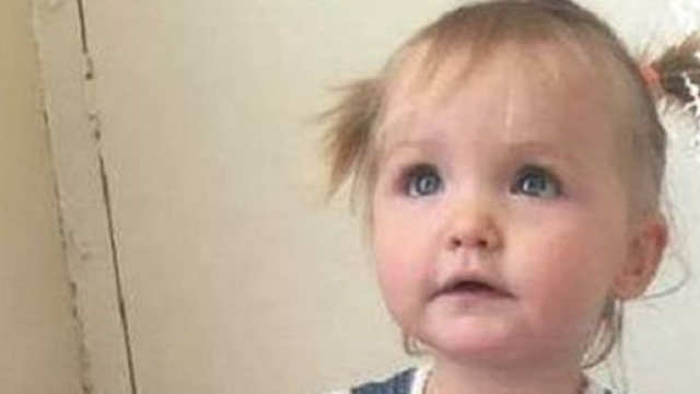 Inghilterra, legata a testa in gi&ugrave; muore a 19 mesi: ora la madre &egrave; in carcere con l'ex compagno