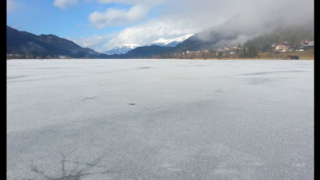 Russia, donna tenta di gettarsi nel lago ghiacciato in lingerie ma si frattura la caviglia: il video diviene virale