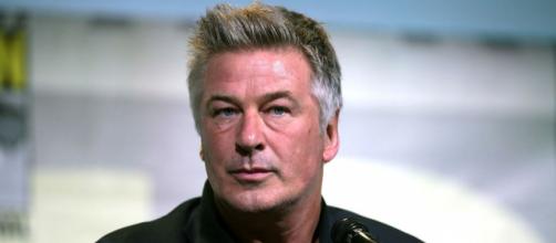 Alec Baldwin was arrested on Friday for punching a man over a parking spot. [Image: Gage Skidmore/Wikimedia]