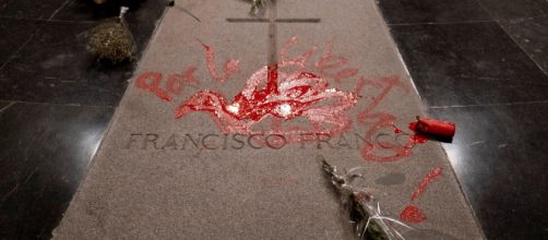 Investigado por daños el coruñés que pintó en la tumba de Franco - atlantico.net