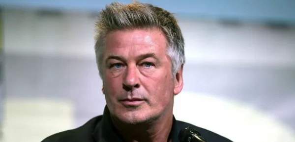 Alec Baldwin was arrested on Friday for punching a man over a parking spot. [Image: Gage Skidmore/Wikimedia]