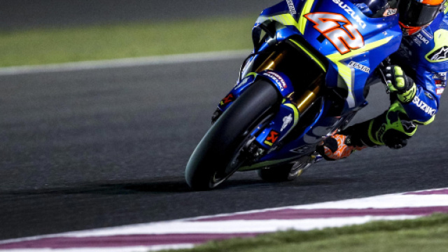 MotoGP, la moto di Alex Rins prima delle prove è andata in fiamme davanti al box Suzuki