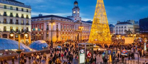 Giant Christmas trees adorn Madrid's public squares. [Image @deals_rose/Twitter]