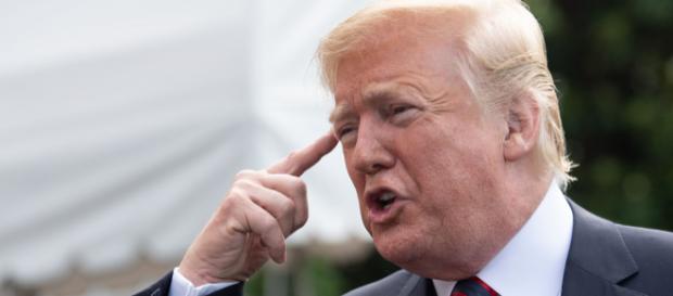 Donald Trump haciendo gestos extraños. Donald Trump haciendo gestos extraños.