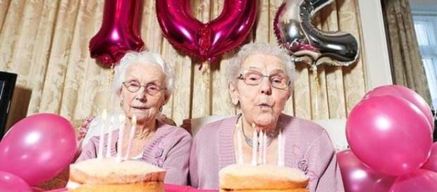 Le gemelle più longeve d'Inghilterra compiono 102 anni Le gemelle più longeve d'Inghilterra compiono 102 anni