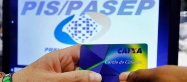 O PIS é sacado na CEF e o PASEP no Banco do Brasil O PIS é sacado na CEF e o PASEP no Banco do Brasil