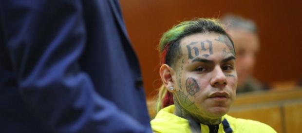 Tekashi 6ix9ine rischia l'ergastolo, negata anche la cauzione. Tekashi 6ix9ine rischia l'ergastolo, negata anche la cauzione.