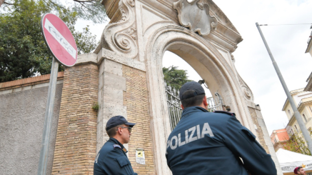 Ossa ritrovate in Nunziatura Apostolica: due laboratori impegnati nelle analisi dei resti.