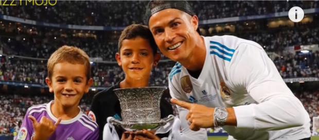 Cristiano Ronaldo com o sobrinho e o filho (Imagem via Youtube) Cristiano Ronaldo com o sobrinho e o filho (Imagem via Youtube)