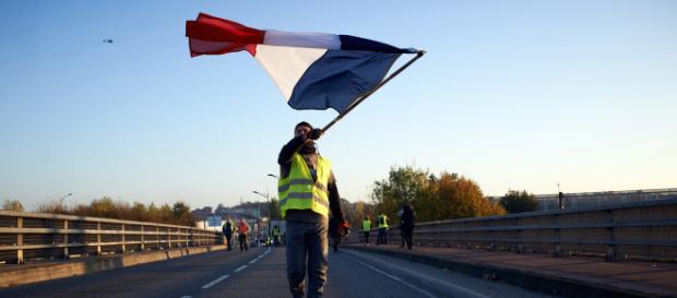 Des gilets jaunes français, de France, avec le drapeau. Des gilets jaunes français, de France, avec le drapeau.
