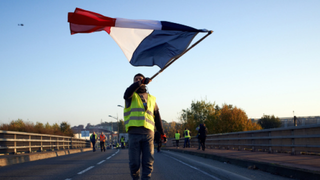 Des gilets jaunes français, de France, avec le drapeau.
