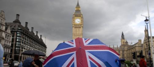 Brexit, il parlamento vota a dicembre: la May propone un dibattito televisivo con Corbyn