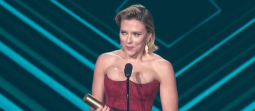Actress Scarlett Johansson on stage at the 2018 People's Choice Awards. [Image via E! Red Carpet & Award Shows/YouTube]