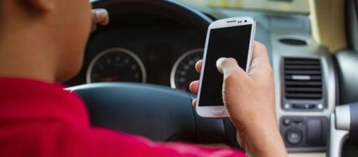 M5S, proposta di legge che vieta smartphone con auricolari alla guida.