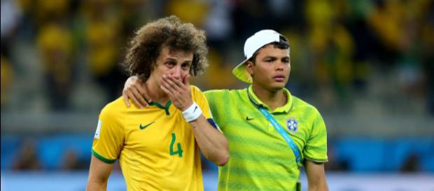 Abraçado a Daid Luiz, Thiago Silva foi o capitão do Brasil na Copa 2014 (Foto: Globo.com) Abraçado a Daid Luiz, Thiago Silva foi o capitão do Brasil na Copa 2014 (Foto: Globo.com)