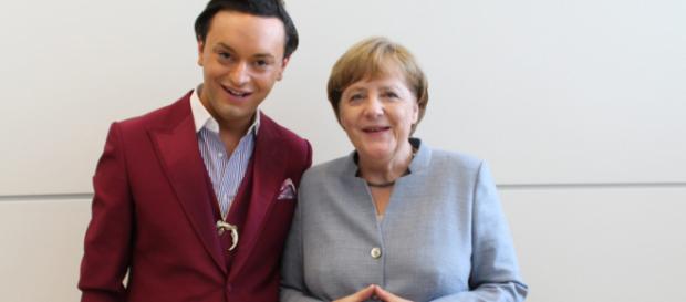 Julian F. M. Stöckel nimmt Christian Lindner durch Merkel Bild auf die Schippe Julian F. M. Stöckel nimmt Christian Lindner durch Merkel Bild auf die Schippe