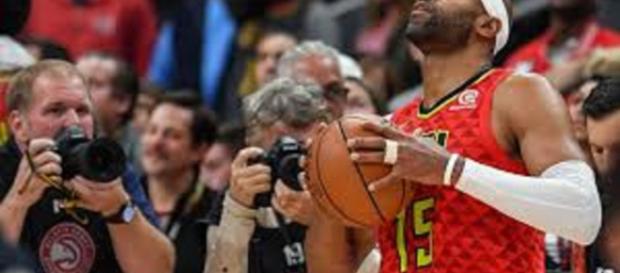 Vince Carter vient de passer la barre des 25 000 points en NBA. Vince Carter vient de passer la barre des 25 000 points en NBA.