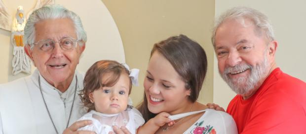 Bisneta conversa com boneco do Lula Bisneta conversa com boneco do Lula