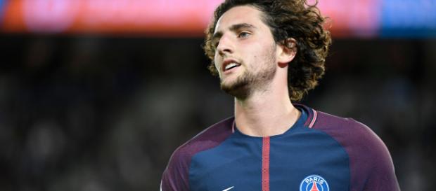 Con la venta de Adrien Rabiot el PSG evitará su ingreso al FC Barcelona Con la venta de Adrien Rabiot el PSG evitará su ingreso al FC Barcelona