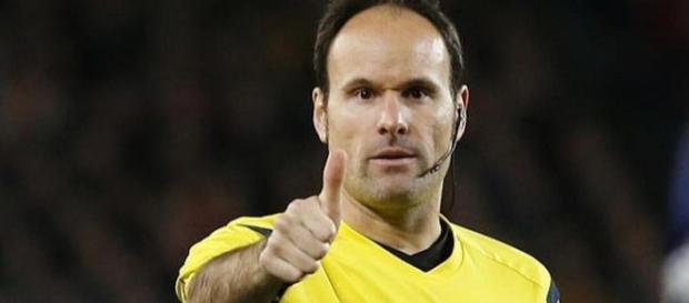 El árbitro Mateu Lahoz le reafirma su nacionalidad a Guardiola El árbitro Mateu Lahoz le reafirma su nacionalidad a Guardiola
