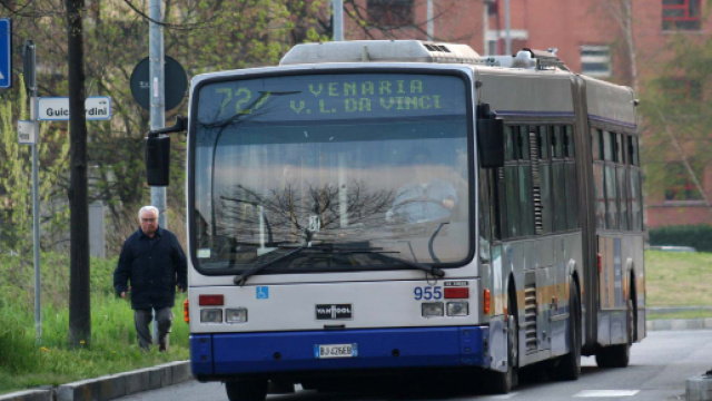 Torino, tornelli sul bus al via la sperimentazione: sale solo chi ha il biglietto