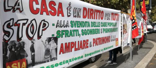 Milano, volantini per impedire gli sgomberi: 'Lanciate lavatrici sugli agenti'