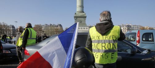 Parigi nel caos, scontri tra i Gillet gialli e la Polizia sugli Champees D'Elysees: 1 morto e 5 feriti gravi