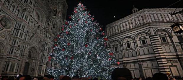 Accensione albero di Natale a Firenze in Piazza del Duomo 2018: sabato 8 dicembre - controradio.it Accensione albero di Natale a Firenze in Piazza del Duomo 2018: sabato 8 dicembre - controradio.it