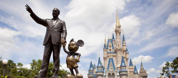 Le célèbre Mickey main dans la main avec son producteur Walter Elias Disney Le célèbre Mickey main dans la main avec son producteur Walter Elias Disney