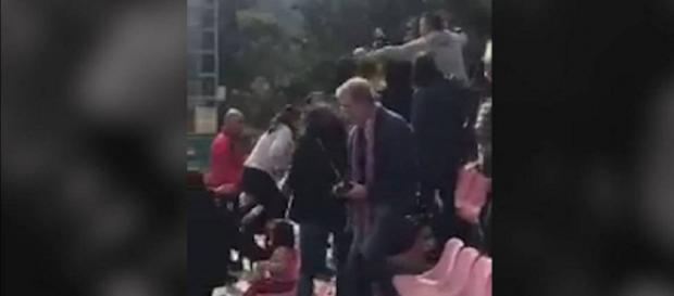 Pelea entre padres en un partido infantil en Murcia. / @AROJIBLANCO9 (TWITTER) Pelea entre padres en un partido infantil en Murcia. / @AROJIBLANCO9 (TWITTER)
