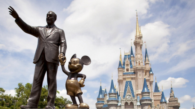 Le célèbre Mickey main dans la main avec son producteur Walter Elias Disney