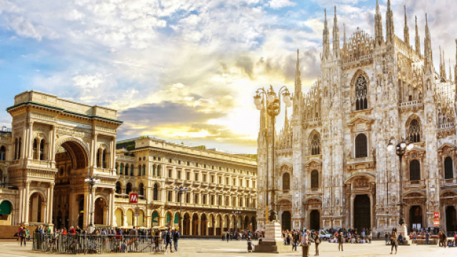Piazza del Duomo soleggiata, MIano.
