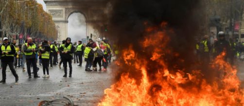 Gilets jaunes : affrontements lors de la manifestation sur les ... - lanouvellerepublique.fr