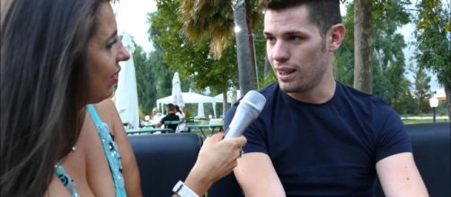 Nicolò Centioni, Rudy de 'I Cesaroni' lavora come lavapiatti in Inghilterra.