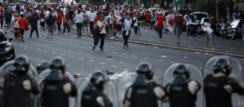 Scontri tra polizia e tifosi a poche ore dalla finale di ritorno di Copa Libertadores tra River Plate e Boca Juniors