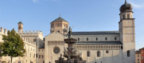 Trento: guardie armate davanti alla chiesa per proteggere i fedeli