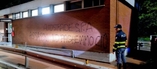 Il blitz dei gilet gialli contro Autostrade Il blitz dei gilet gialli contro Autostrade