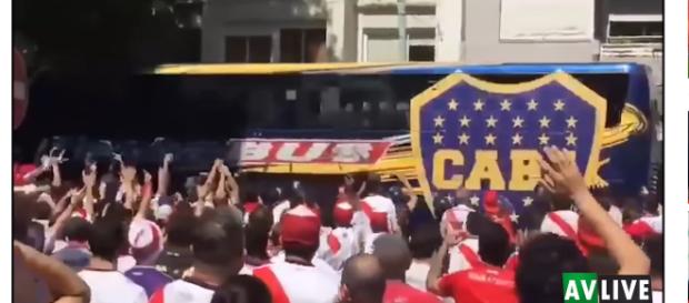Il pullman del Boca Juniors preso a sassate. Il pullman del Boca Juniors preso a sassate.