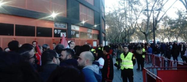 Momento en el que retienen a los rayistas por motivo de las banderas (Imagen propia) Momento en el que retienen a los rayistas por motivo de las banderas (Imagen propia)