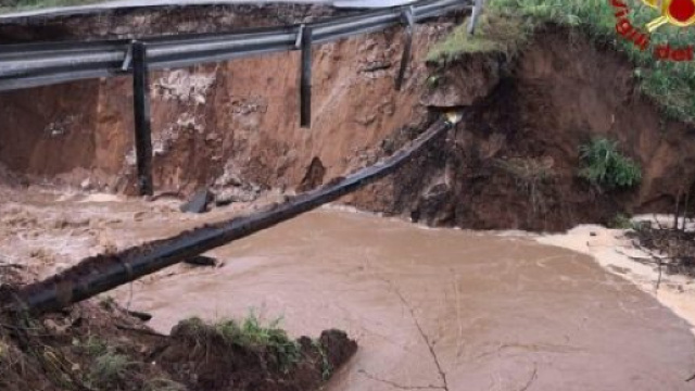 Maltempo, trovata l'auto travolta dalla voragine di San Felice ... - meteoweb.eu
