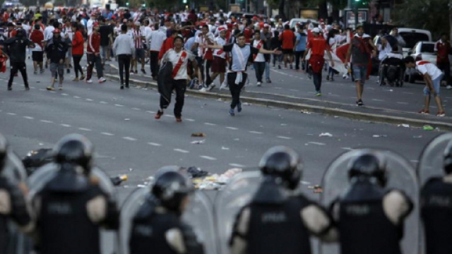 Scontri tra polizia e tifosi a poche ore dalla finale di ritorno di Copa Libertadores tra River Plate e Boca Juniors