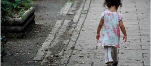 A 6 anni si sveglia sola in casa e scende in strada di notte: il papà era andato dall'amante - Il Mattino