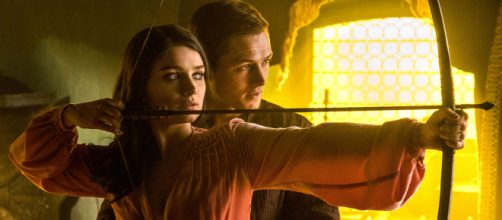 Taron Egerton And Eve Hewson In Robin Hood 2018 (Image via HollywoodNews/Youtube screencap)