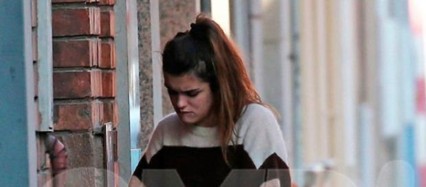 Amaia, junto al domicilio de Alfred. / QUEMEDICES.ES Amaia, junto al domicilio de Alfred. / QUEMEDICES.ES