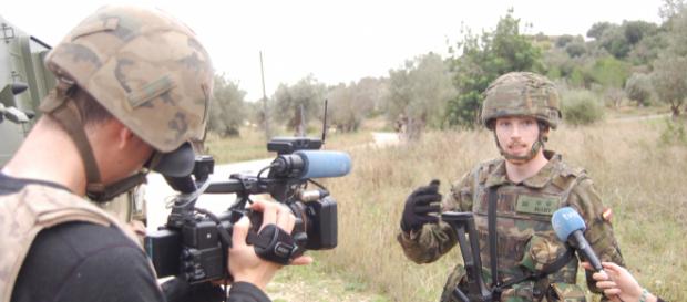 Empotramiento. Un teniente de infantería informa a los periodistas sobre un ejercicio Empotramiento. Un teniente de infantería informa a los periodistas sobre un ejercicio