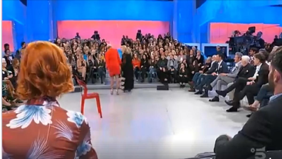 Trono Gemma In Puntatavideo OverTina Vestito Alza A Il 0P8wkOn