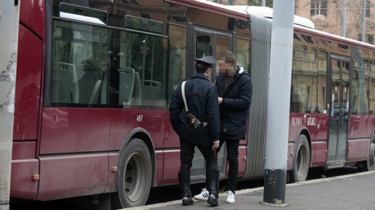 Roma, atti osceni sul bus di fronte ai passeggeri: denunciati due giovani  di 17 e 28 anni