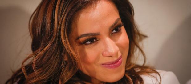 Anitta deixa apresentador constrangido com revelações Anitta deixa apresentador constrangido com revelações
