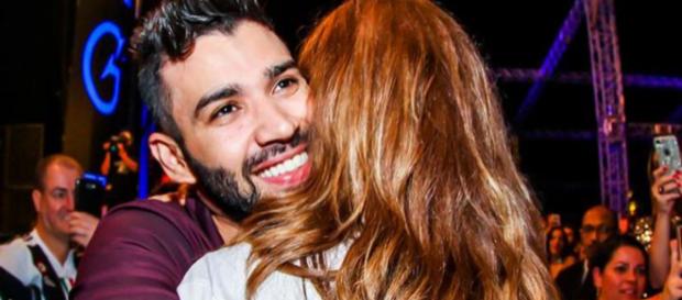 Gusttavo Lima com fã durante show. Gusttavo Lima com fã durante show.