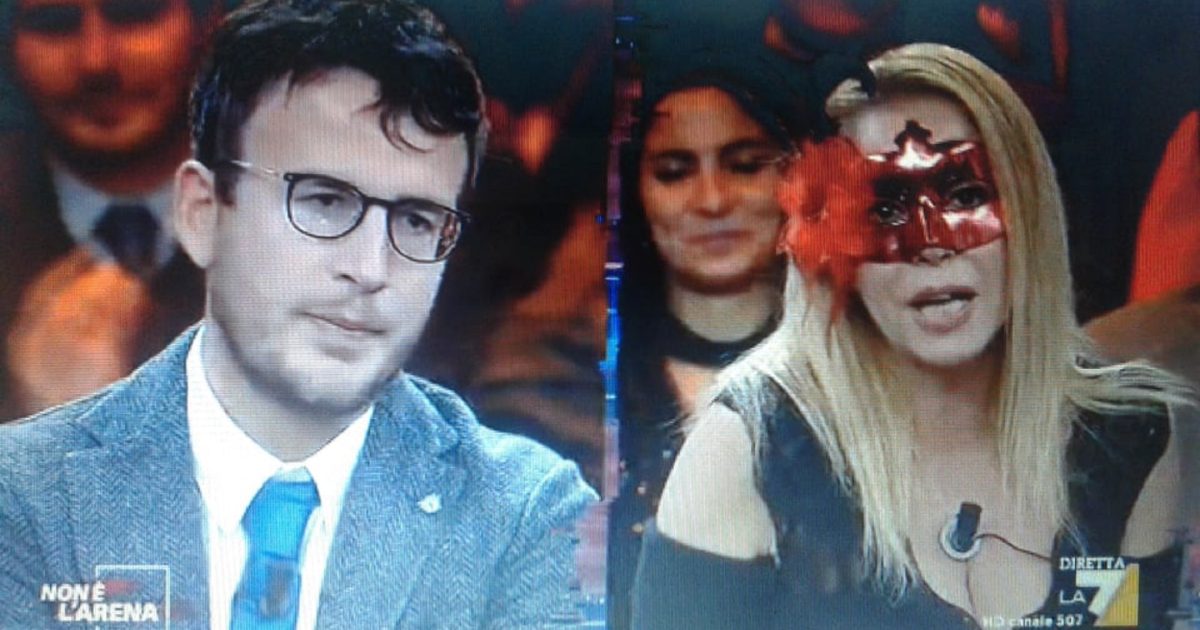 Diego Fusaro criticato da coppia scambista a Non è l'Arena: 'È di una noia  pazzesca